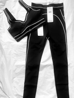 ALO Yoga  Leggings with White Piping Accent